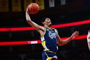 包含今夜体能课后，圣安东尼奥马刺豪取连胜备战CBA季后赛，媒体盛赞，年轻球员得到机会的词条