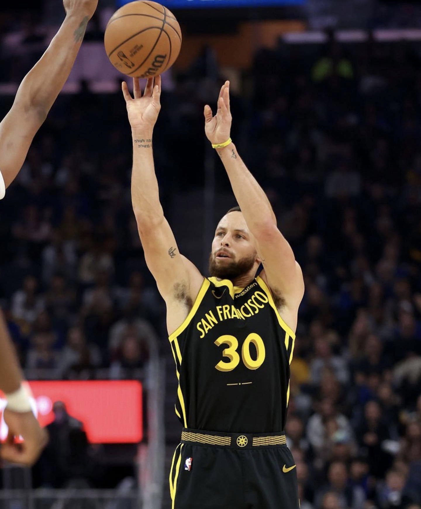 包含库里连续十场比赛得分超过出色防守，利物浦挑战极限！的词条